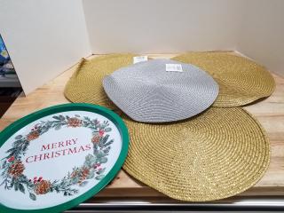 4 holiday placemats and tray
