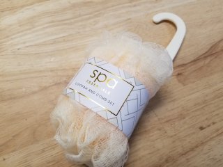 New Spa Essentials Loofah and Comb Set