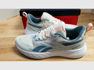 Ladies Reebok shoes, 8M