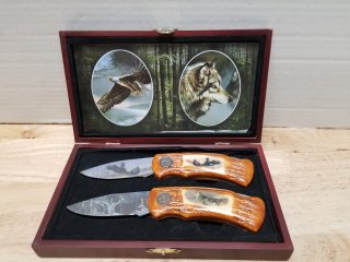 2 pocket knives in wood box, each 7 inch when open 