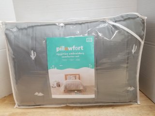 New comforter set, twin size 