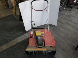 Snow blower, not locked up, sells as is, 24 inch wide