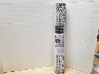 New washable area rug approx 4 ft by 2.4 foot