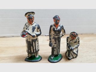 Vintage WWI Lead Soldiers, medical personel, 3.5 in