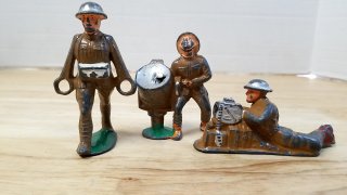 Vintage WW1 Metal Toy Soldiers, 4 in