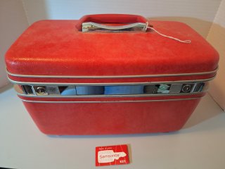 Samsonite cosmetic case with key,  very good condition 