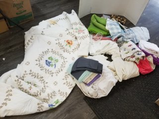 Bedding, linens, blankets 