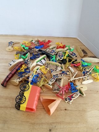 Mixed toy soldiers and accessories
