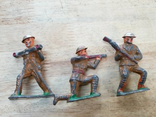 Vintage Metal WWI toy soldiers, 4 in