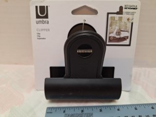 Embra picture hanging clip