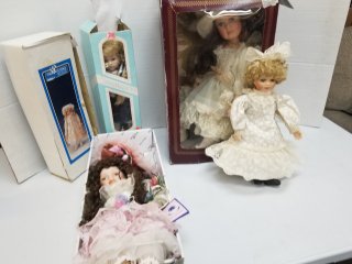 Dolls, tallest approx 18 inch