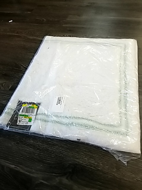 Item #199 — New White with Green Border bath rug 24 x 40 inch photo 1 of 2