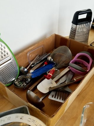 Item #259 — Kitchenware lot with glass bakeware photo 3 of 4