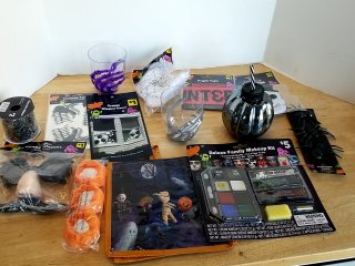 Item #301 — Halloween Party Supplies Lot photo 1 of 5