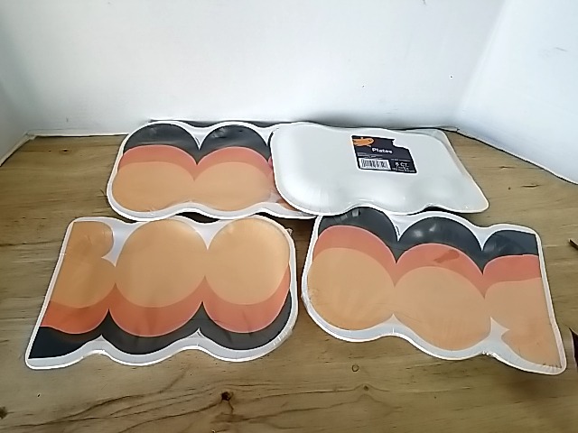 Item #144 — New Retro Wave Paper Plates Set photo 1 of 3