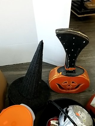 Item #450 — HALLOWEEN Decorations Lot photo 7 of 8