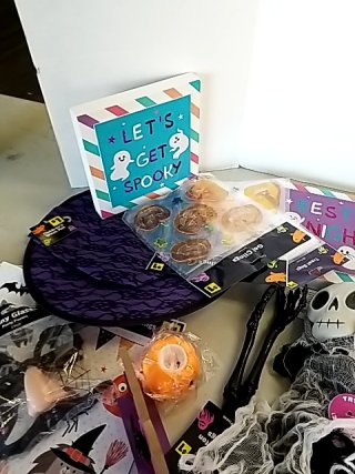 Item #353 — Halloween Party Supplies Lot photo 5 of 6