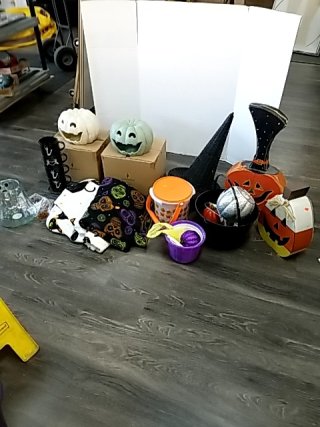 Item #450 — HALLOWEEN Decorations Lot photo 1 of 8