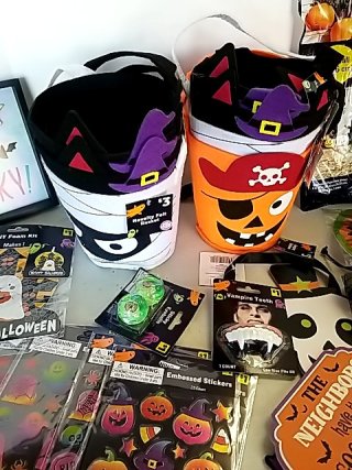 Item #326 — New Halloween Party Supplies Lot photo 3 of 7
