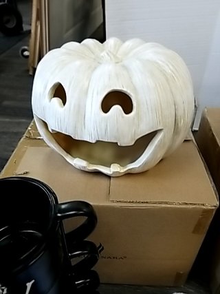 Item #450 — HALLOWEEN Decorations Lot photo 3 of 8