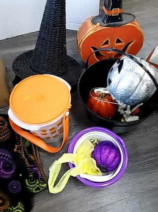 Item #450 — HALLOWEEN Decorations Lot photo 6 of 8