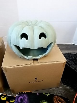Item #450 — HALLOWEEN Decorations Lot photo 4 of 8