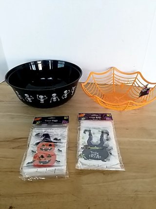 Item #452 — New Halloween Treat Bags & Bowls Set