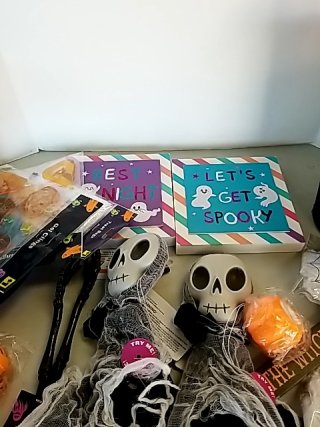 Item #353 — Halloween Party Supplies Lot photo 4 of 6
