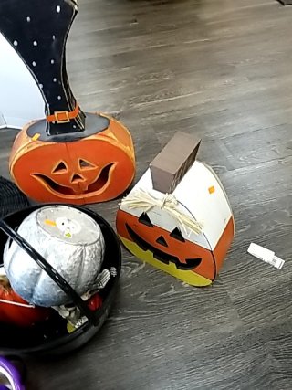 Item #450 — HALLOWEEN Decorations Lot photo 8 of 8