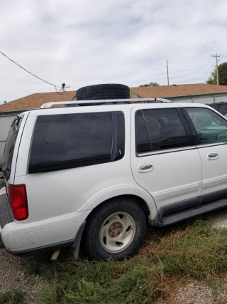 Item #4 — 1998 White Lincoln Navigator	26-01821 photo 4 of 8