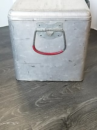 Item #85 — VINTAGE 7UP Metal Cooler 22 by 14 by 13 inch photo 4 of 8