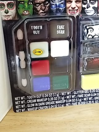 Item #132 — New Deluxe Family Makeup Kit photo 2 of 3