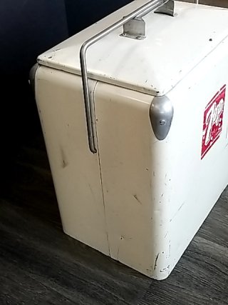 Item #20 — VINTAGE 7UP Metal Cooler, 21 by 18 by 12 inch photo 4 of 7