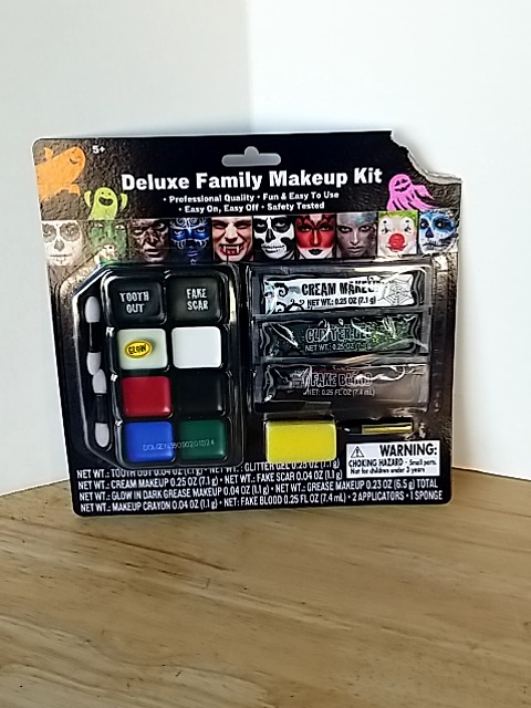 Item #286 — New Deluxe Family Makeup Kit photo 1 of 3