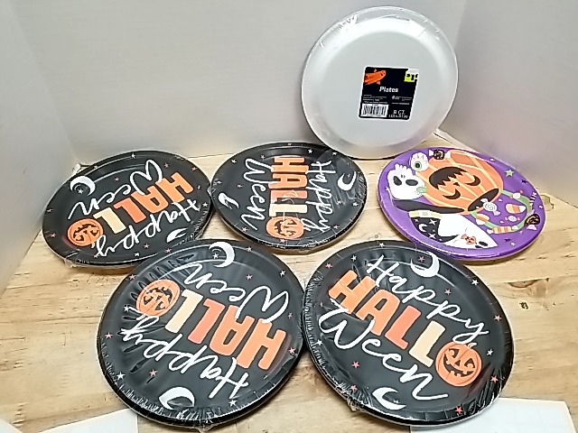 Item #79 — New Halloween Paper Plates photo 1 of 2