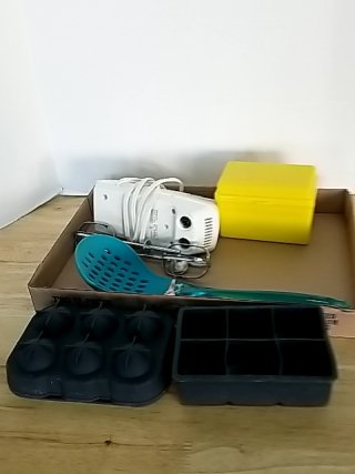 Item #498 — Kitchen Gadgets & Ice Trays Lot photo 1 of 3