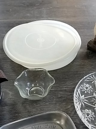 Item #535 — Vintage Kitchenware & Decor Lot photo 4 of 6