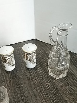 Item #533 — Vintage Glass & Porcelain Collection photo 5 of 6