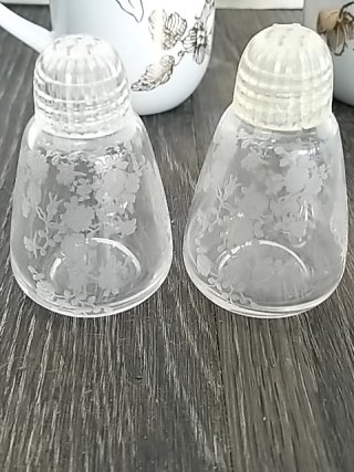 Item #533 — Vintage Glass & Porcelain Collection photo 2 of 6